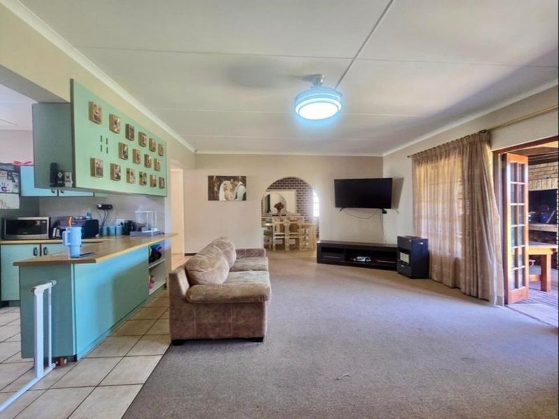 3 Bedroom Family House for Sale in Stilbaai Wes - Photo 9
