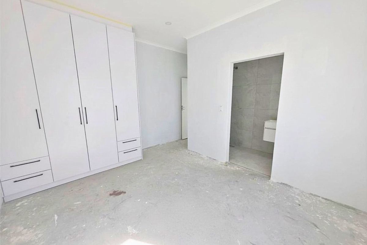 Luxury Redefined – Exceptional 5-Bedroom Home in Sandown - Photo 5