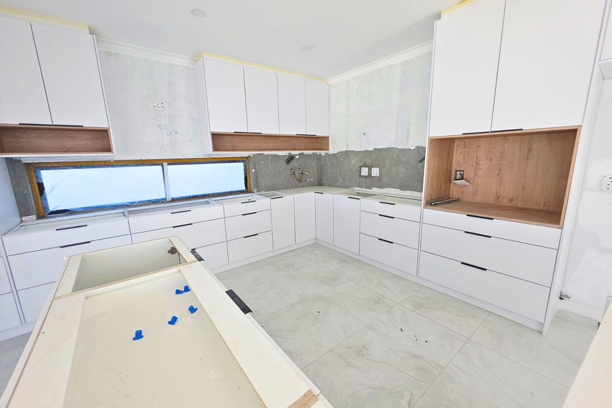 Luxury Redefined – Exceptional 5-Bedroom Home in Sandown - Photo 3