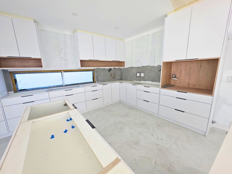 Luxury Redefined – Exceptional 5-Bedroom Home in Sandown - Photo 3