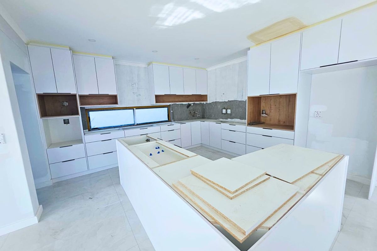 Luxury Redefined – Exceptional 5-Bedroom Home in Sandown - Photo 2