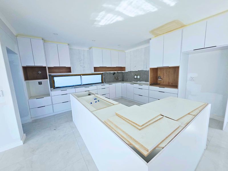 Luxury Redefined – Exceptional 5-Bedroom Home in Sandown - Photo 2