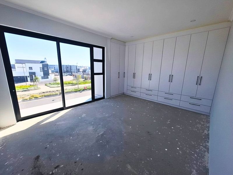 Luxury Redefined – Exceptional 5-Bedroom Home in Sandown - Photo 10