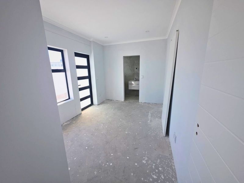 Luxury Redefined – Exceptional 5-Bedroom Home in Sandown - Photo 10