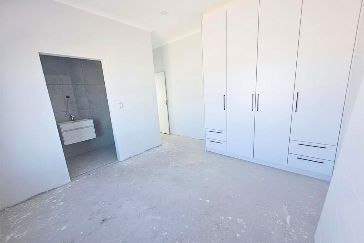 Luxury Redefined – Exceptional 5-Bedroom Home in Sandown - Photo 5