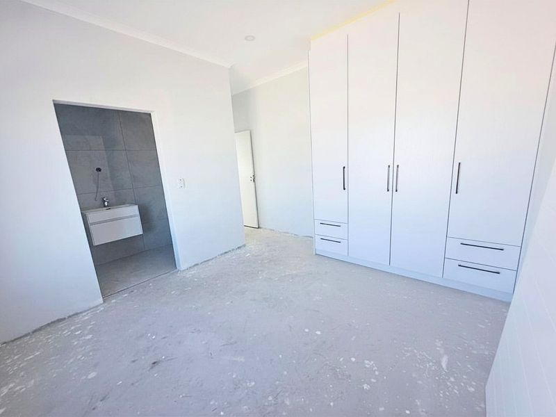 Luxury Redefined – Exceptional 5-Bedroom Home in Sandown - Photo 6