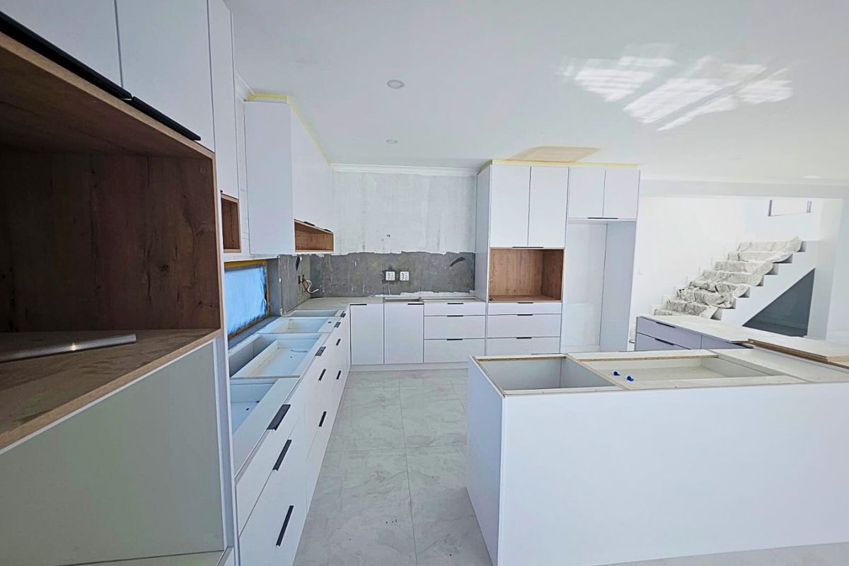 Luxury Redefined – Exceptional 5-Bedroom Home in Sandown - Photo 4