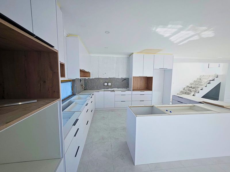 Luxury Redefined – Exceptional 5-Bedroom Home in Sandown - Photo 4