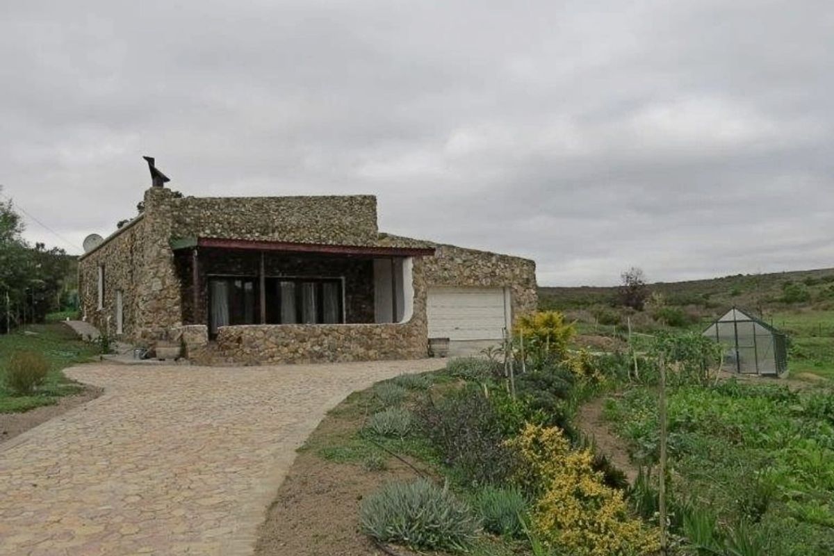 Charming Stone Cottage with Dam, Greenhouse & Irrigation – Embrace Peaceful Country Living - Photo 5