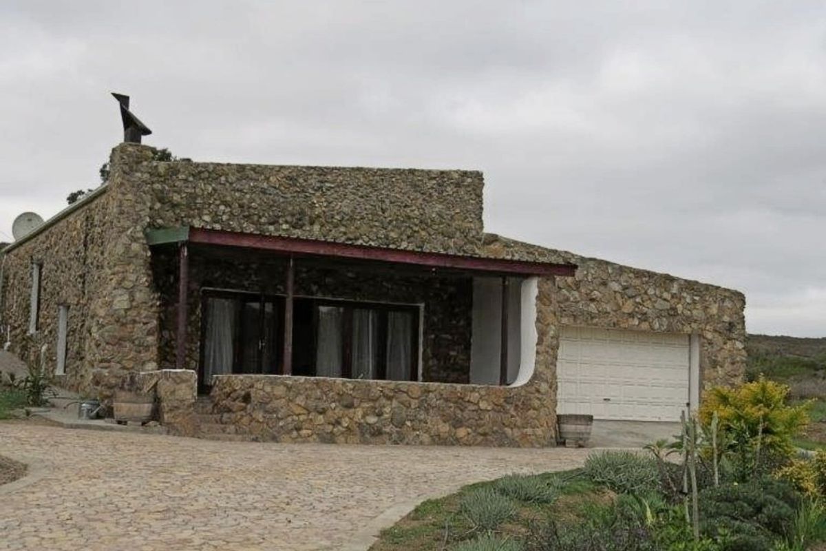 Charming Stone Cottage with Dam, Greenhouse & Irrigation – Embrace Peaceful Country Living - Photo 4