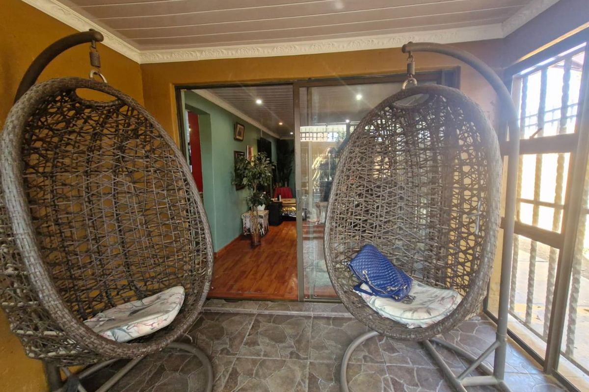 Stylishly Renovated 3-Bedroom Family Home with Modern Flair and Endless Potential! - Photo 2