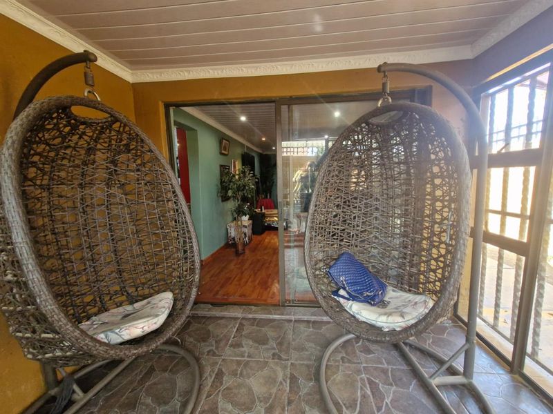 Stylishly Renovated 3-Bedroom Family Home with Modern Flair and Endless Potential! - Photo 2