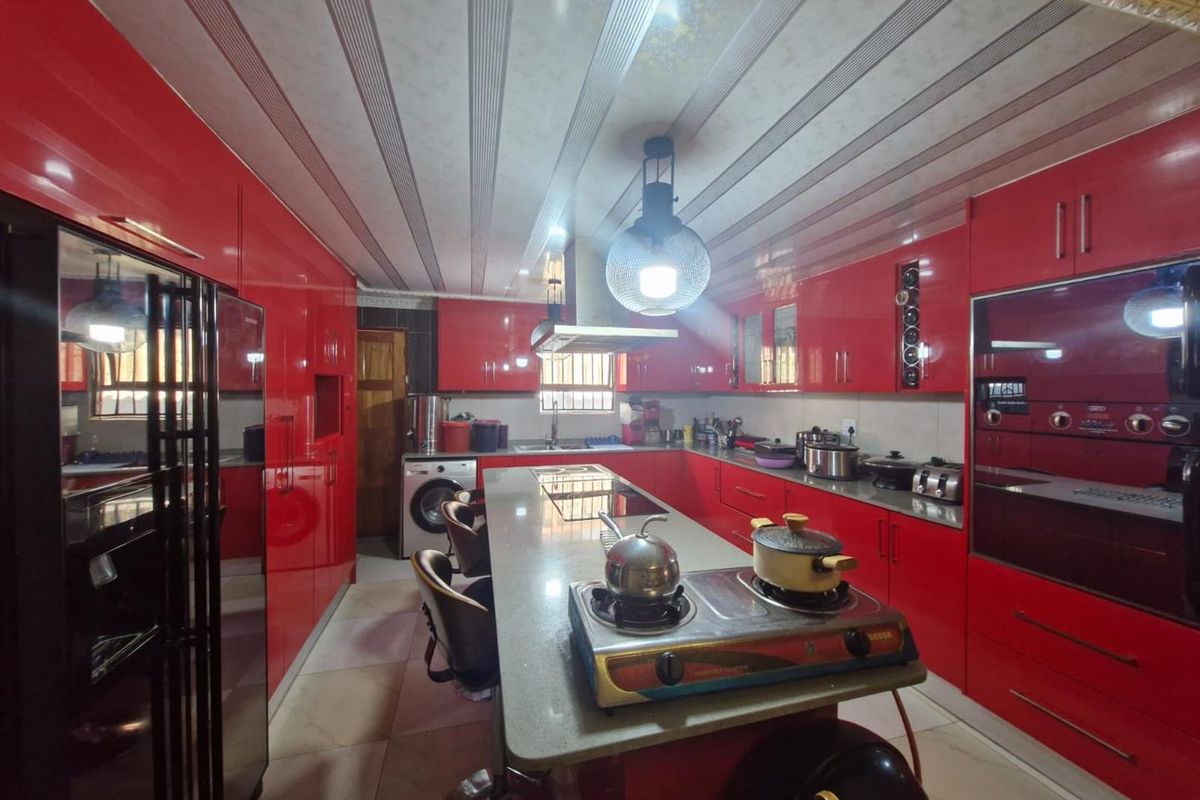 Stylishly Renovated 3-Bedroom Family Home with Modern Flair and Endless Potential! - Photo 3