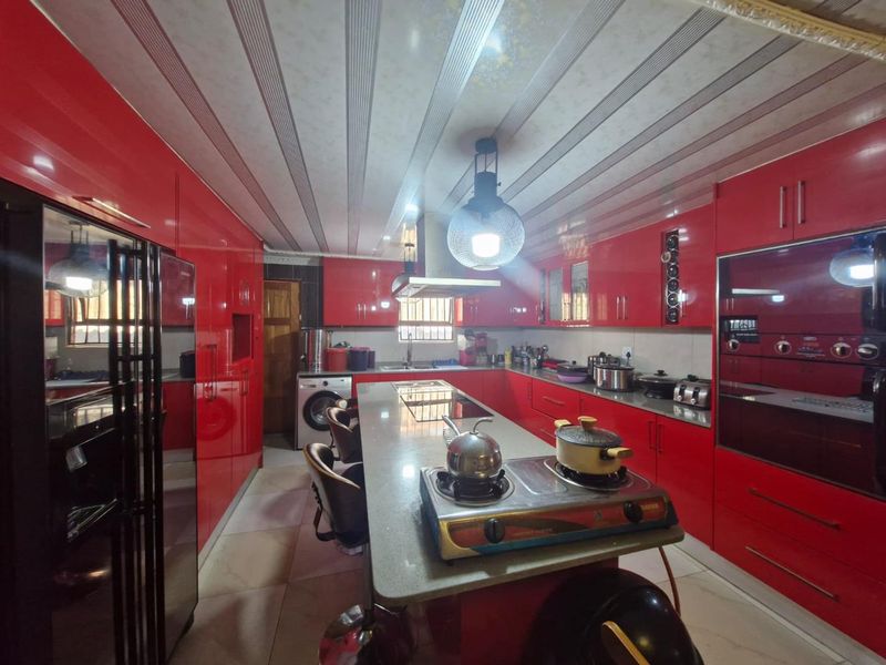 Stylishly Renovated 3-Bedroom Family Home with Modern Flair and Endless Potential! - Photo 3