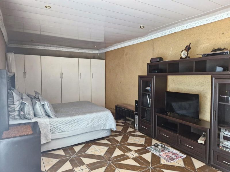 Stylishly Renovated 3-Bedroom Family Home with Modern Flair and Endless Potential! - Photo 8