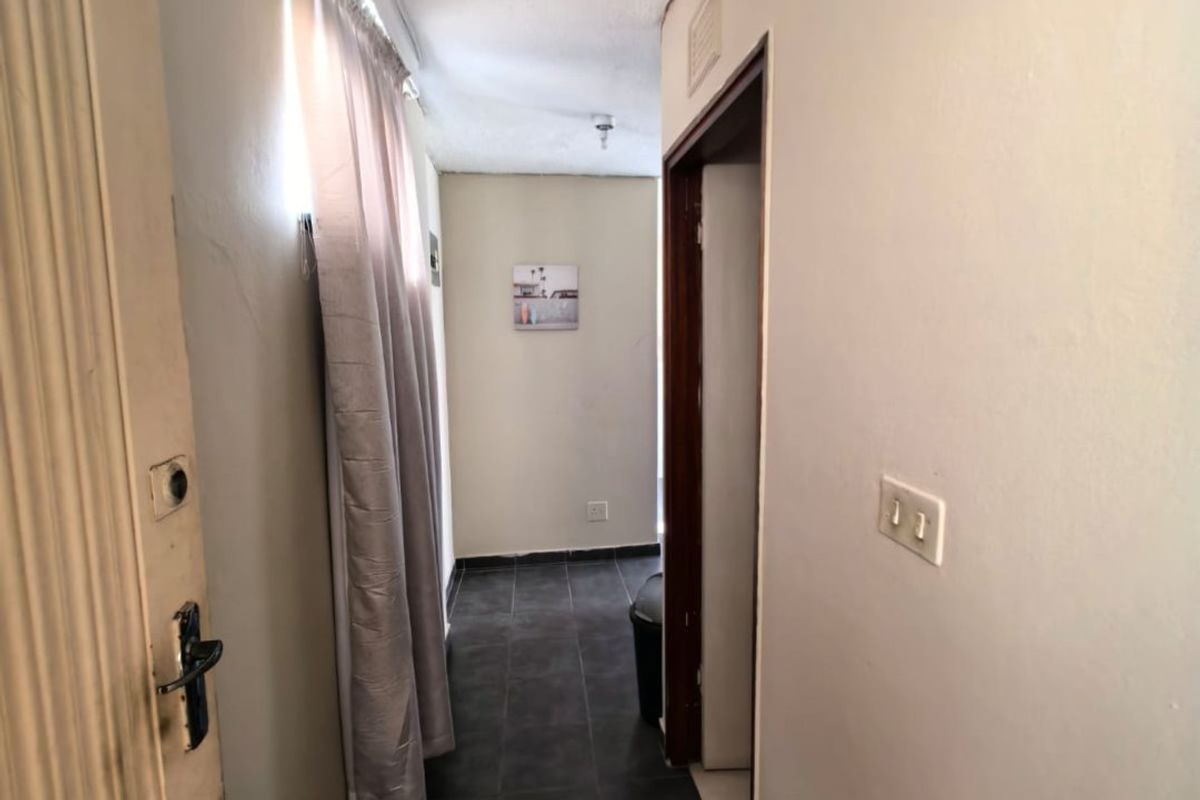 A Studio Apartment For Sale In South Point , Durban - Photo 5