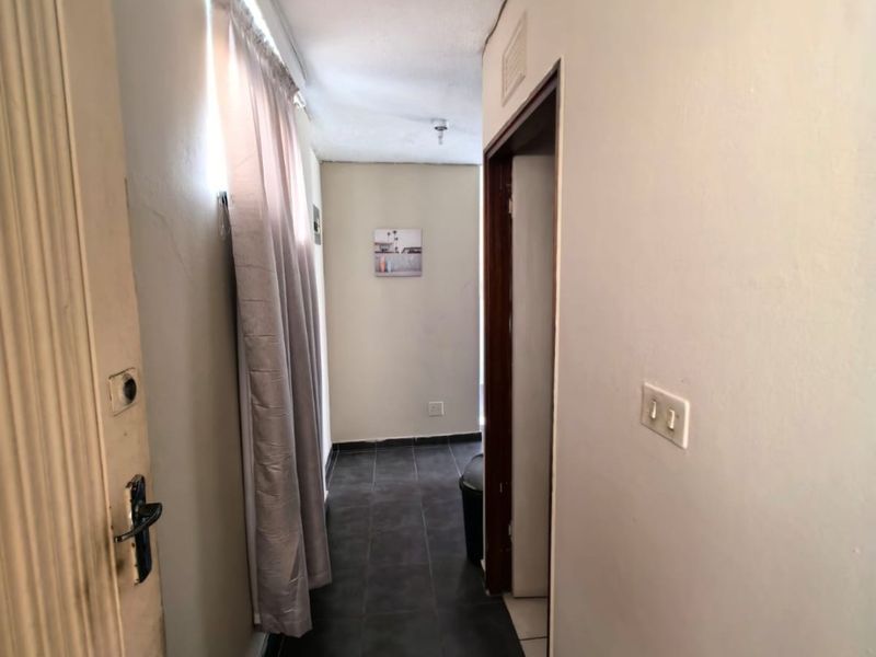 A Studio Apartment For Sale In South Point , Durban - Photo 5