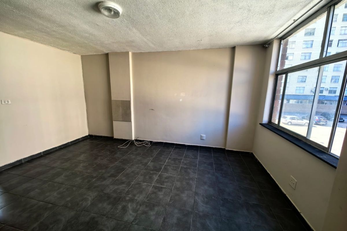 A Studio Apartment For Sale In South Point , Durban - Photo 2