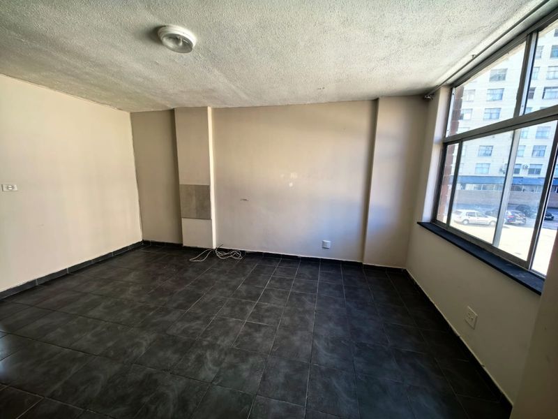 A Studio Apartment For Sale In South Point , Durban - Photo 2