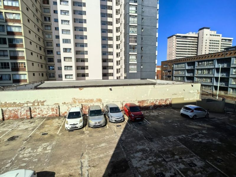 A Studio Apartment For Sale In South Point , Durban - Photo 8