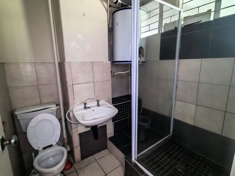 A Studio Apartment For Sale In South Point , Durban - Photo 6