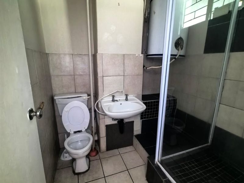 A Studio Apartment For Sale In South Point , Durban - Photo 7