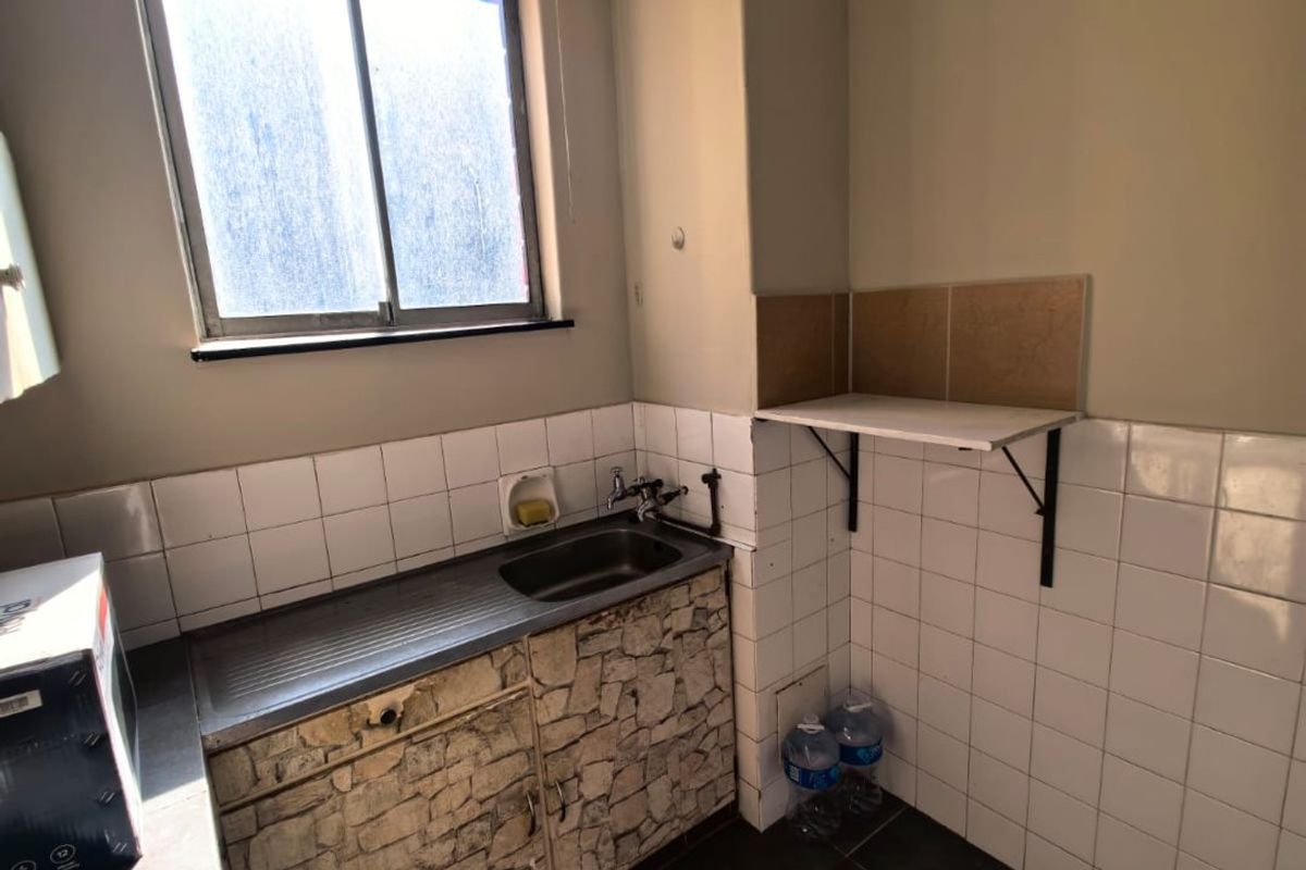 A Studio Apartment For Sale In South Point , Durban - Photo 4