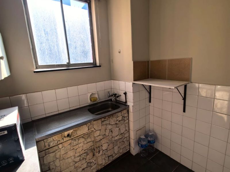 A Studio Apartment For Sale In South Point , Durban - Photo 4