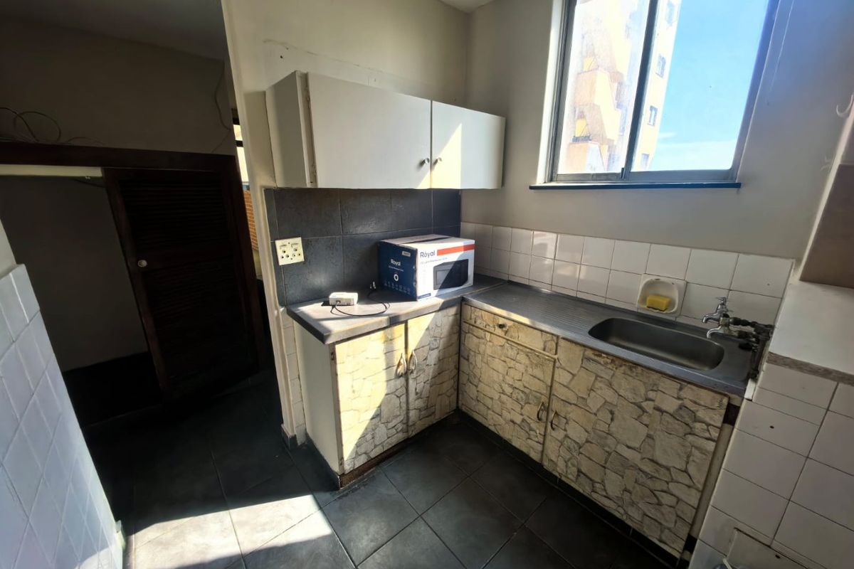 A Studio Apartment For Sale In South Point , Durban - Photo 3