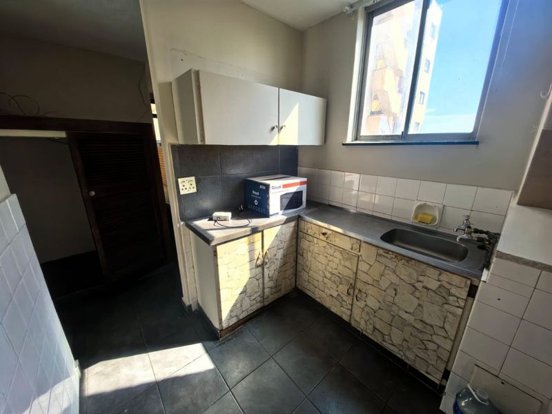 A Studio Apartment For Sale In South Point , Durban - Photo 3