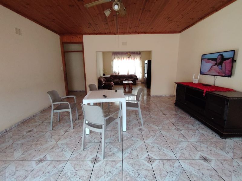 Unbelievable Value! Spacious 5-Bedroom Family Home in Prime Margate Location - Photo 9