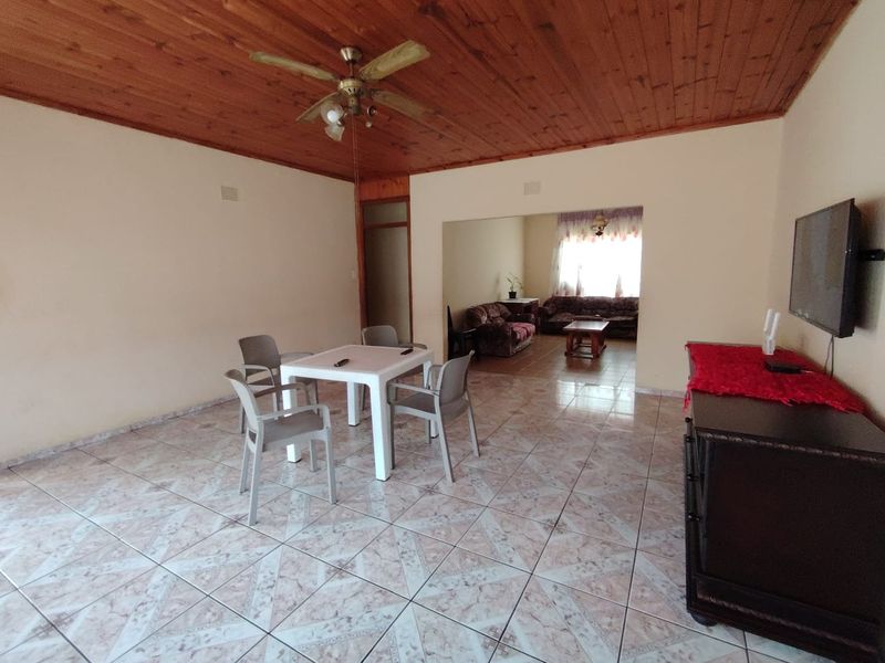 Unbelievable Value! Spacious 5-Bedroom Family Home in Prime Margate Location - Photo 8