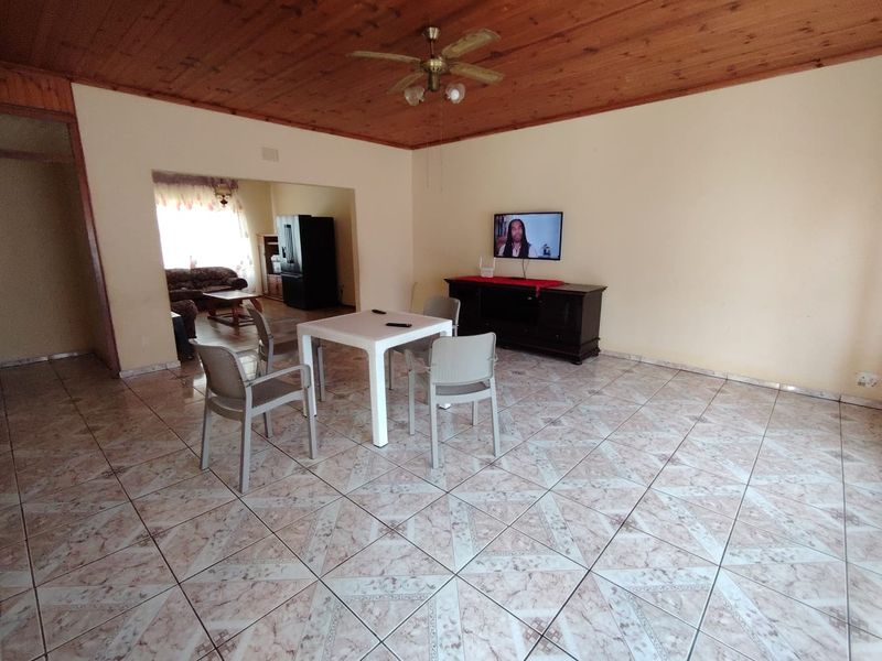 Unbelievable Value! Spacious 5-Bedroom Family Home in Prime Margate Location - Photo 7