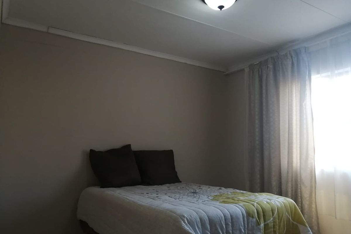 THREE BEDROOM FREESTANDING HOUSE IN SERCURITY ESTATE IN BENDOR POLOKWANE AVAILABLE 01 DECEMBER !!!!!!! - Photo 3