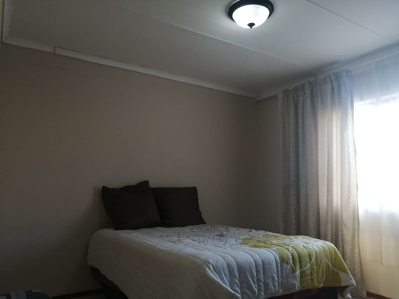 THREE BEDROOM FREESTANDING HOUSE IN SERCURITY ESTATE IN BENDOR POLOKWANE AVAILABLE 01 DECEMBER !!!!!!! - Photo 3