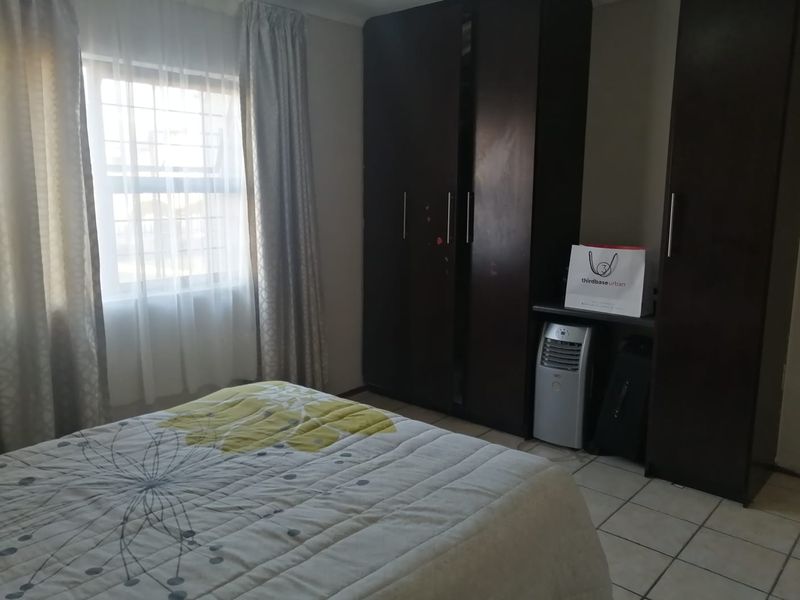 THREE BEDROOM FREESTANDING HOUSE IN SERCURITY ESTATE IN BENDOR POLOKWANE AVAILABLE 01 DECEMBER !!!!!!! - Photo 2