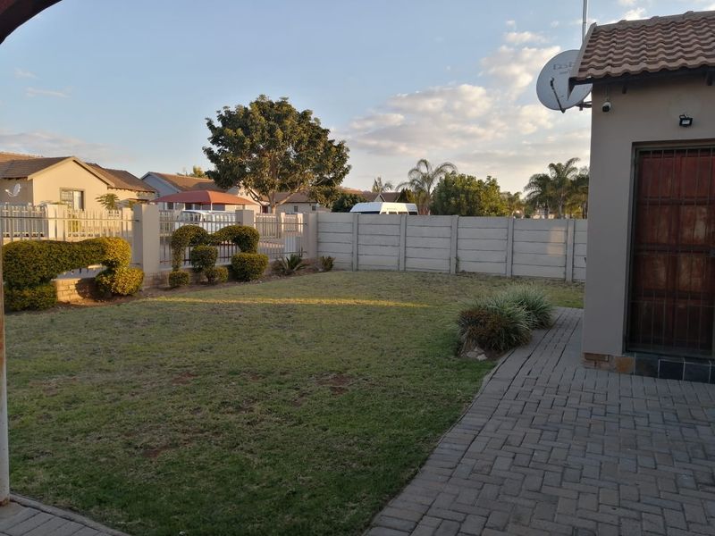 THREE BEDROOM FREESTANDING HOUSE IN SERCURITY ESTATE IN BENDOR POLOKWANE AVAILABLE 01 DECEMBER !!!!!!! - Photo 9