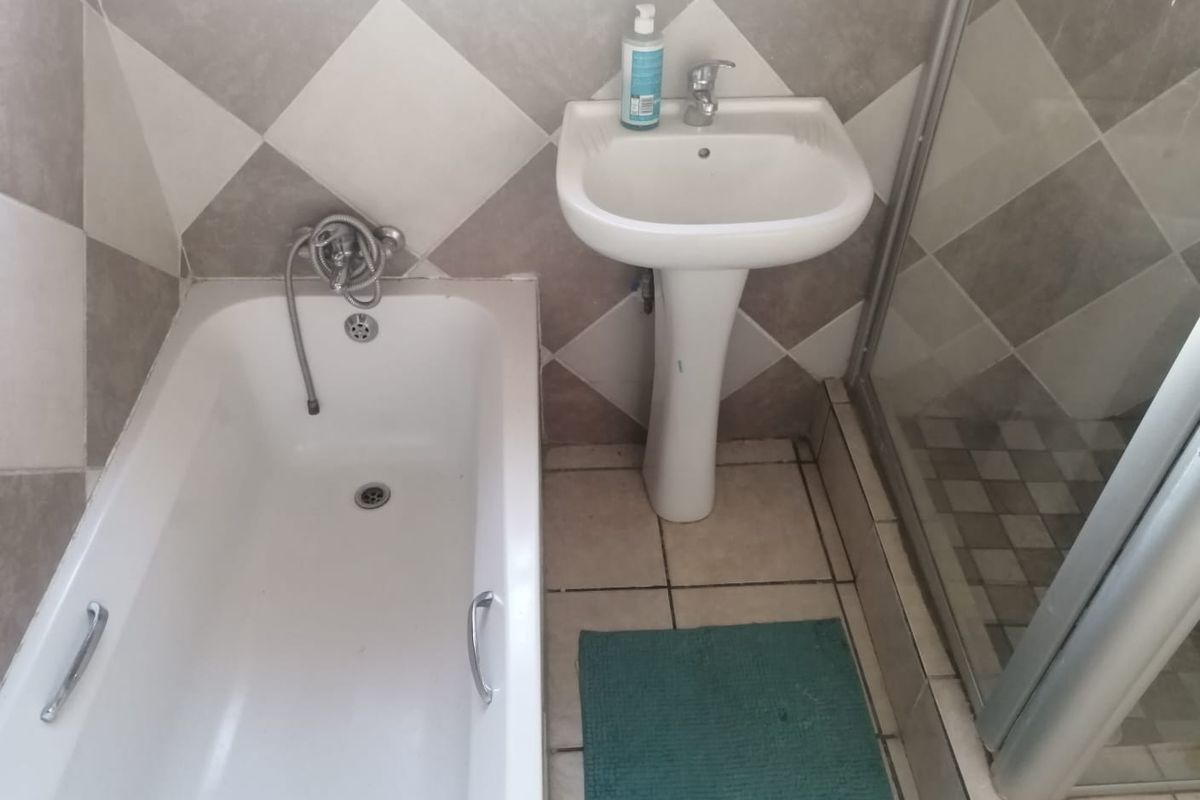 THREE BEDROOM FREESTANDING HOUSE IN SERCURITY ESTATE IN BENDOR POLOKWANE AVAILABLE 01 DECEMBER !!!!!!! - Photo 5