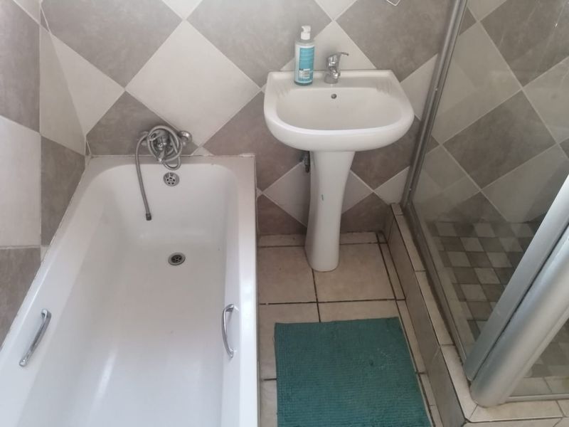 THREE BEDROOM FREESTANDING HOUSE IN SERCURITY ESTATE IN BENDOR POLOKWANE AVAILABLE 01 DECEMBER !!!!!!! - Photo 5