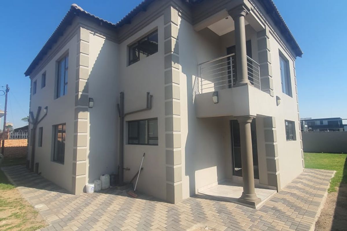 Stunning Modern Big Home looking for the perfect Family, or companies accomodation! - Photo 2