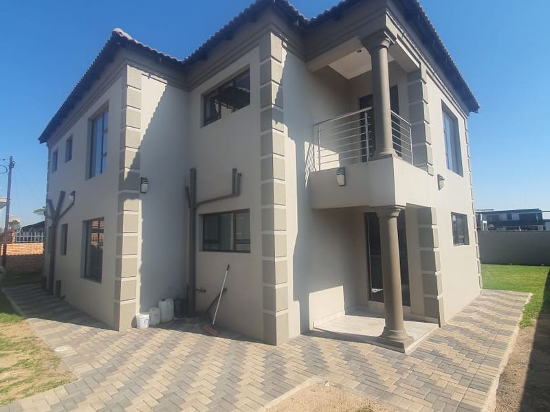 Stunning Modern Big Home looking for the perfect Family, or companies accomodation! - Photo 2