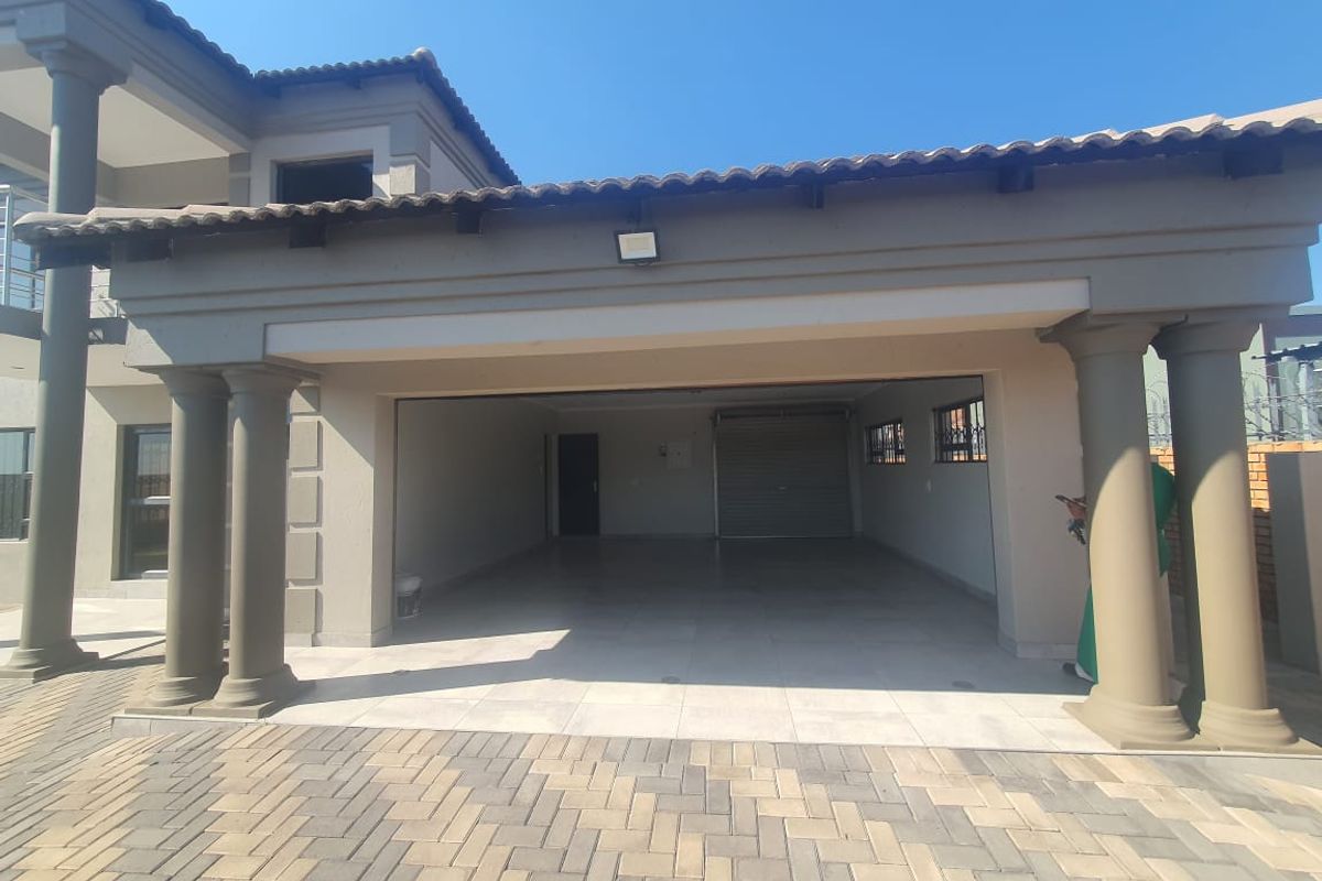 Stunning Modern Big Home looking for the perfect Family, or companies accomodation! - Photo 3