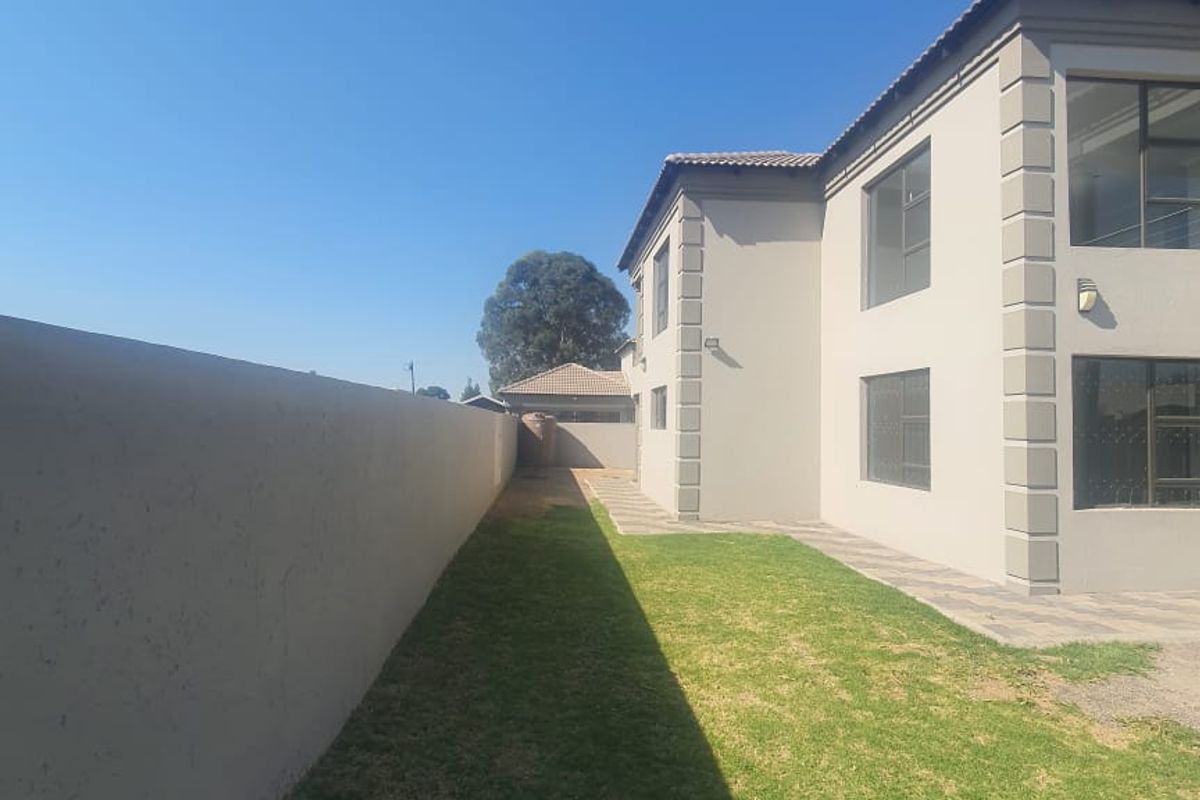 Stunning Modern Big Home looking for the perfect Family, or companies accomodation! - Photo 5