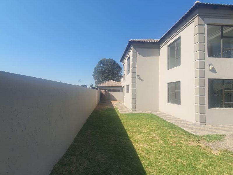 Stunning Modern Big Home looking for the perfect Family, or companies accomodation! - Photo 5