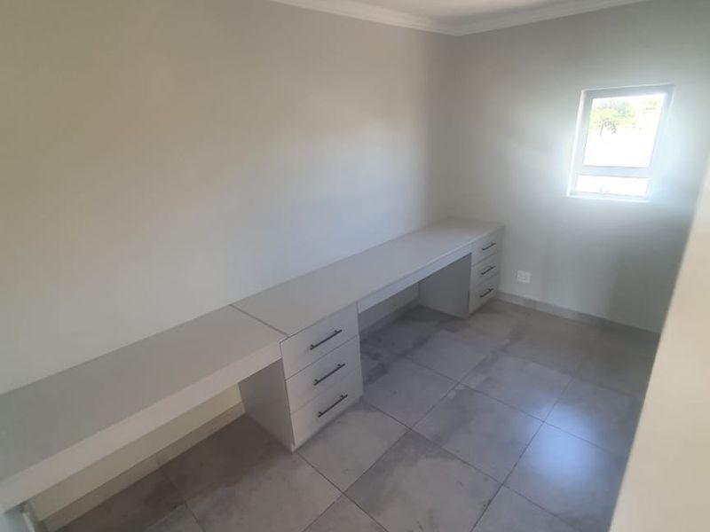 Stunning Modern Big Home looking for the perfect Family, or companies accomodation! - Photo 10