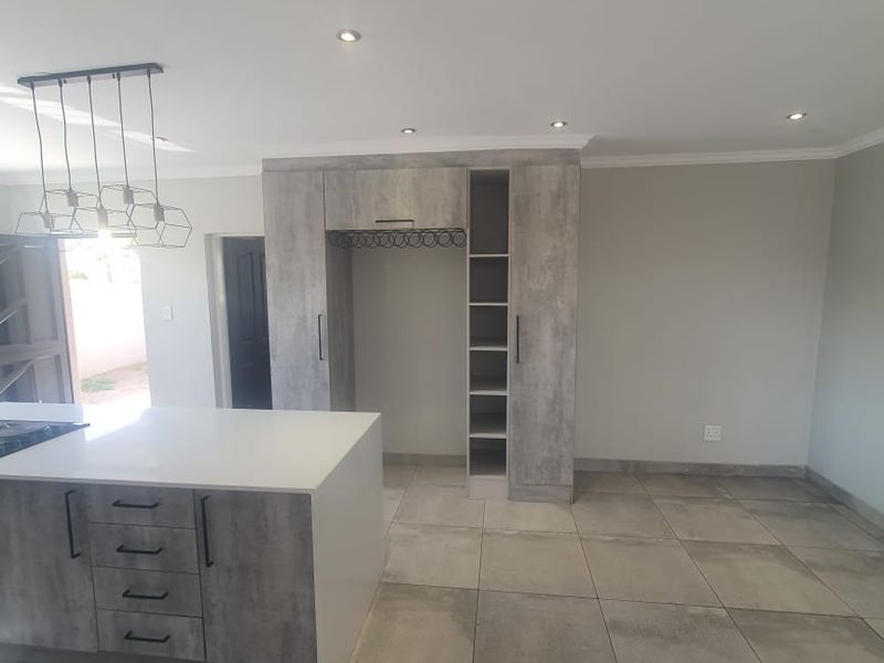 Stunning Modern Big Home looking for the perfect Family, or companies accomodation! - Photo 9