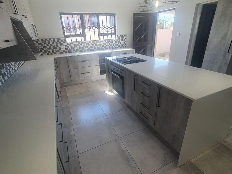 Stunning Modern Big Home looking for the perfect Family, or companies accomodation! - Photo 7