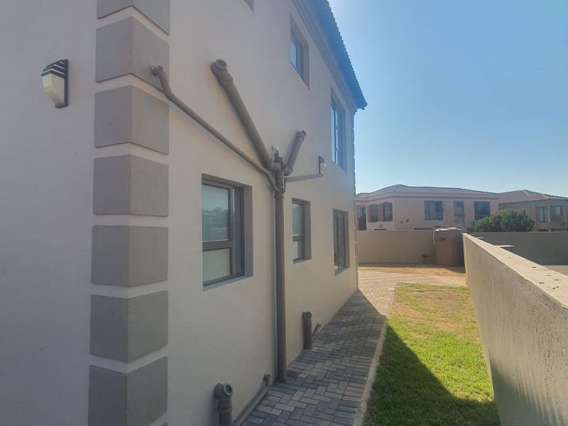 Stunning Modern Big Home looking for the perfect Family, or companies accomodation! - Photo 6