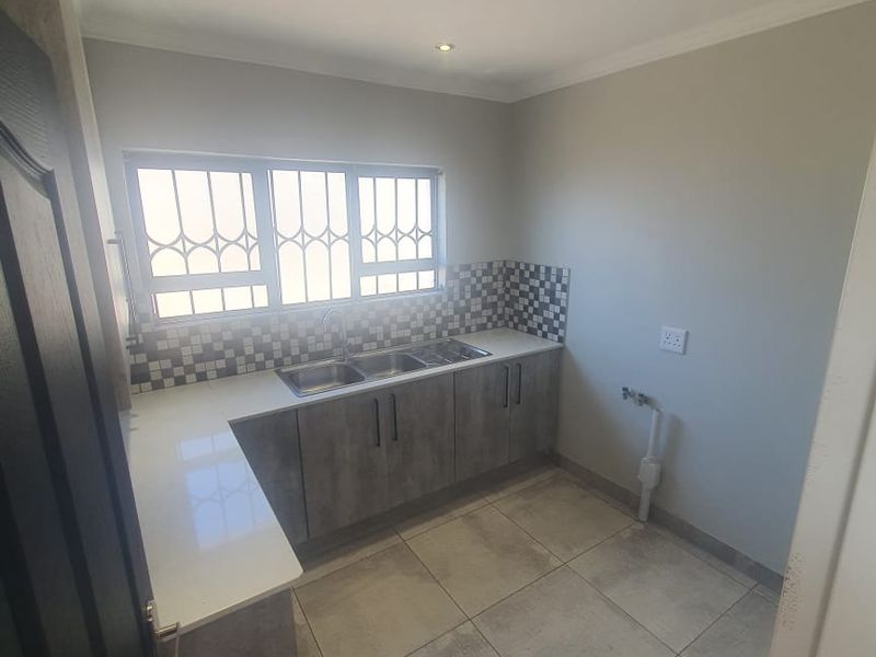 Stunning Modern Big Home looking for the perfect Family, or companies accomodation! - Photo 8