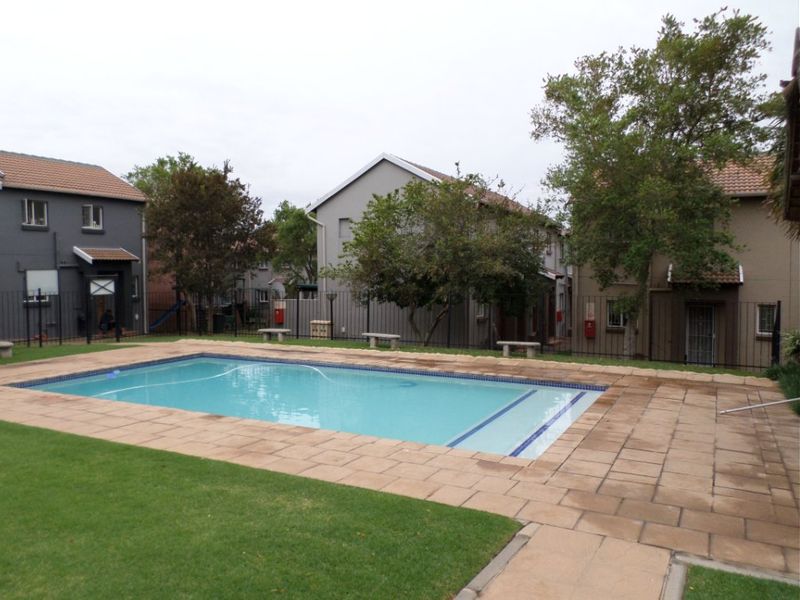 Modern 2-Bedroom Duplex with Garden in Secure Complex – For Sale! - Photo 2